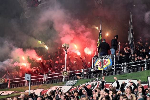 2. Bundesliga - Hannover 06 - Eintracht Braunschweig am 05.11.2023 in der HDI Arena in Hannover Fans Ultras von Hannover zuenden bengalisches Feuer.
