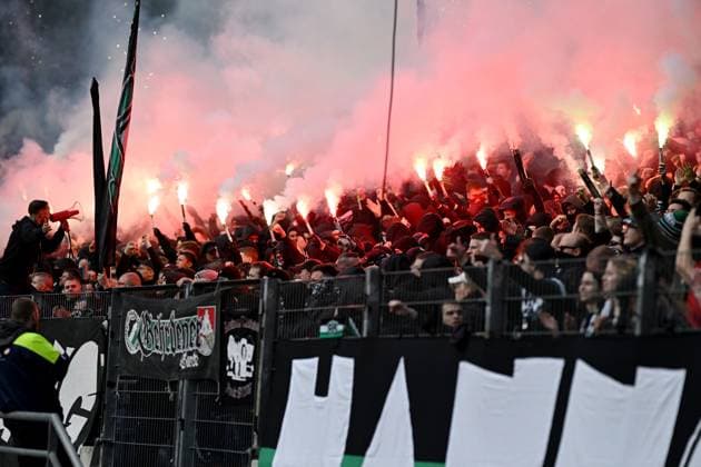 2. Bundesliga - Hannover 06 - Eintracht Braunschweig am 05.11.2023 in der HDI Arena in Hannover Fans Ultras von Hannover zuenden bengalisches Feuer.