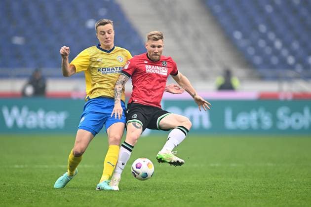 2. Bundesliga - Hannover 06 - Eintracht Braunschweig am 05.11.2023 in der HDI Arena in Hannover Robert Ivanov (Braunschweig) im Zweikampf gegen Andreas Voglsammer (Hannover 96).