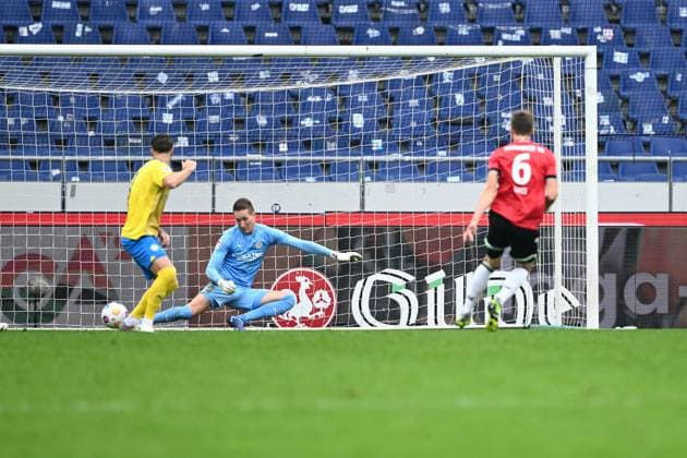 2. Bundesliga - Hannover 06 - Eintracht Braunschweig am 05.11.2023 in der HDI Arena in Hannover Tor zum 1:0. Torschuetze Torschütze Fabian Kunze (Hannover 96) mit dem Treffer zum 1:0 gegen Torwart Ron-Thorben Hoffmann (Braunschweig).
