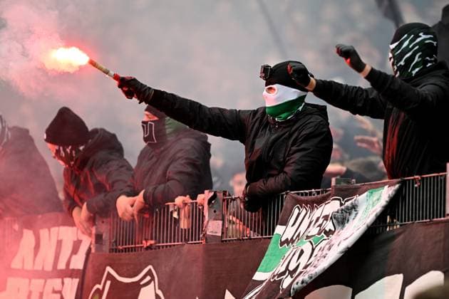 2. Bundesliga - Hannover 06 - Eintracht Braunschweig am 05.11.2023 in der HDI Arena in Hannover Fans Ultras von Hannover zuenden bengalisches Feuer.