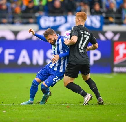 Laurin Curda (SC Paderborn, 17) gegen Paul Nebel (Karlsruher SC, 26), GER, Karlsruher SC vs. SC Paderborn, Fussball, Herren, 2. Bundesliga, 12. Spieltag, Spielzeit 2023 2024, 05.11.2023, (DFL REGULATIONS PROHIBIT ANY USE OF PHOTOGRAPHS AS IMAGE SEQUENCES AND OR QUASI-VIDEO) GER, Karlsruher SC vs. SC Paderborn, Sport, Fussball, Herren, 2. Bundesliga, 12. Spieltag, Spielzeit 2023 2024, 05.11.2023, Karlsruhe
