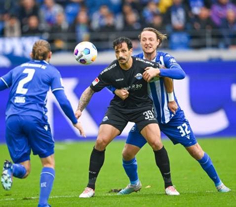 Robin Bormuth (Karlsruher SC, 32) gegen Adriano Grimaldi (SC Paderborn, 39), GER, Karlsruher SC vs. SC Paderborn, Fussball, Herren, 2. Bundesliga, 12. Spieltag, Spielzeit 2023 2024, 05.11.2023, (DFL REGULATIONS PROHIBIT ANY USE OF PHOTOGRAPHS AS IMAGE SEQUENCES AND OR QUASI-VIDEO) GER, Karlsruher SC vs. SC Paderborn, Sport, Fussball, Herren, 2. Bundesliga, 12. Spieltag, Spielzeit 2023 2024, 05.11.2023, Karlsruhe