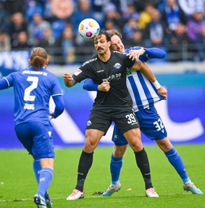 Robin Bormuth (Karlsruher SC, 32) gegen Adriano Grimaldi (SC Paderborn, 39), GER, Karlsruher SC vs. SC Paderborn, Fussball, Herren, 2. Bundesliga, 12. Spieltag, Spielzeit 2023 2024, 05.11.2023, (DFL REGULATIONS PROHIBIT ANY USE OF PHOTOGRAPHS AS IMAGE SEQUENCES AND OR QUASI-VIDEO) GER, Karlsruher SC vs. SC Paderborn, Sport, Fussball, Herren, 2. Bundesliga, 12. Spieltag, Spielzeit 2023 2024, 05.11.2023, Karlsruhe
