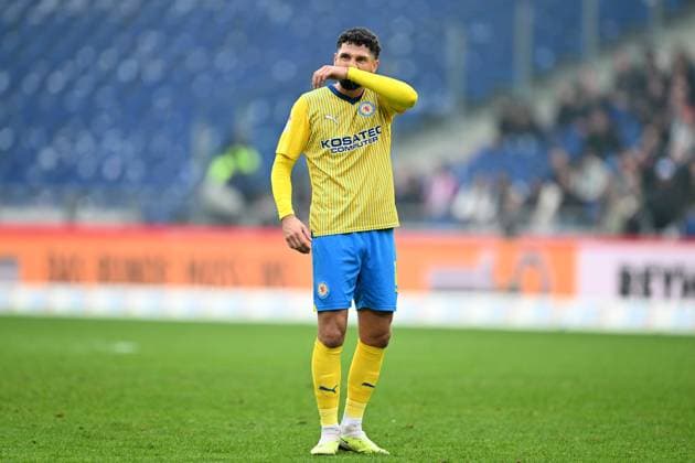 2. Bundesliga - Hannover 06 - Eintracht Braunschweig am 05.11.2023 in der HDI Arena in Hannover Kaan Caliskaner (Braunschweig) unzufrieden, enttäuscht, enttaeuscht, niedergeschlagen.