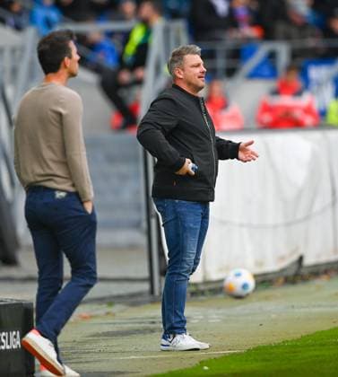 Lukas Kwasniok (SC Paderborn, Chef-Trainer) beim Coaching an der Seitenlinie, GER, Karlsruher SC vs. SC Paderborn, Fussball, Herren, 2. Bundesliga, 12. Spieltag, Spielzeit 2023 2024, 05.11.2023, (DFL REGULATIONS PROHIBIT ANY USE OF PHOTOGRAPHS AS IMAGE SEQUENCES AND OR QUASI-VIDEO) GER, Karlsruher SC vs. SC Paderborn, Sport, Fussball, Herren, 2. Bundesliga, 12. Spieltag, Spielzeit 2023 2024, 05.11.2023, Karlsruhe