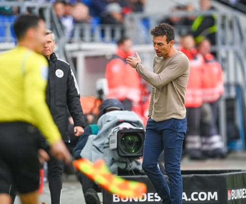 Christian Eichner (Karlsruher SC, Chef-Trainer) gestikuliert und regt sich auf, GER, Karlsruher SC vs. SC Paderborn, Fussball, Herren, 2. Bundesliga, 12. Spieltag, Spielzeit 2023 2024, 05.11.2023, (DFL REGULATIONS PROHIBIT ANY USE OF PHOTOGRAPHS AS IMAGE SEQUENCES AND OR QUASI-VIDEO) GER, Karlsruher SC vs. SC Paderborn, Sport, Fussball, Herren, 2. Bundesliga, 12. Spieltag, Spielzeit 2023 2024, 05.11.2023, Karlsruhe