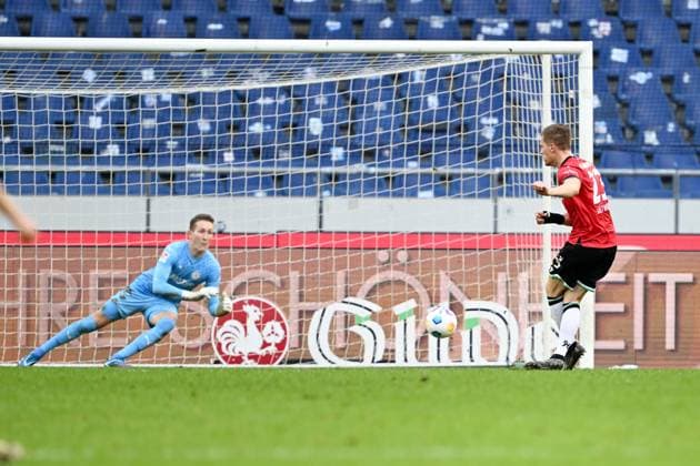 2. Bundesliga - Hannover 06 - Eintracht Braunschweig am 05.11.2023 in der HDI Arena in Hannover Tor zum 2:0. Torschuetze Torschütze Marcel Halstenberg (Hannover 96) mit dem Treffer zum 2:0 gegen Torwart Ron-Thorben Hoffmann (Braunschweig).