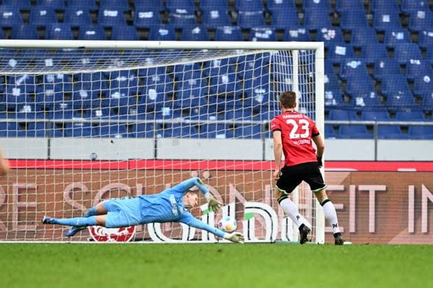 2. Bundesliga - Hannover 06 - Eintracht Braunschweig am 05.11.2023 in der HDI Arena in Hannover Tor zum 2:0. Torschuetze Torschütze Marcel Halstenberg (Hannover 96) mit dem Treffer zum 2:0 gegen Torwart Ron-Thorben Hoffmann (Braunschweig).