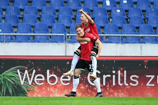 2. Bundesliga - Hannover 06 - Eintracht Braunschweig am 05.11.2023 in der HDI Arena in Hannover Jubel, Torjubel, Torschuetze, Torschütze Marcel Halstenberg (Hannover 96) jubelt nach seinem Tor zum 2:0 mit Havard Nielsen (Hannover 96).