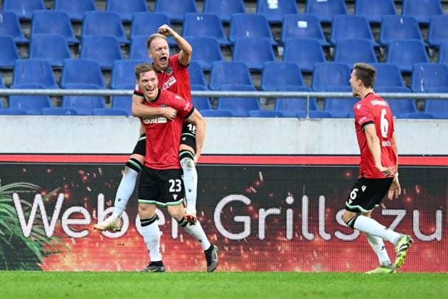 2. Bundesliga - Hannover 06 - Eintracht Braunschweig am 05.11.2023 in der HDI Arena in Hannover Jubel, Torjubel, Torschuetze, Torschütze Marcel Halstenberg (Hannover 96) jubelt nach seinem Tor zum 2:0 mit Havard Nielsen (Hannover 96) und Fabian Kunze (Hannover 96).