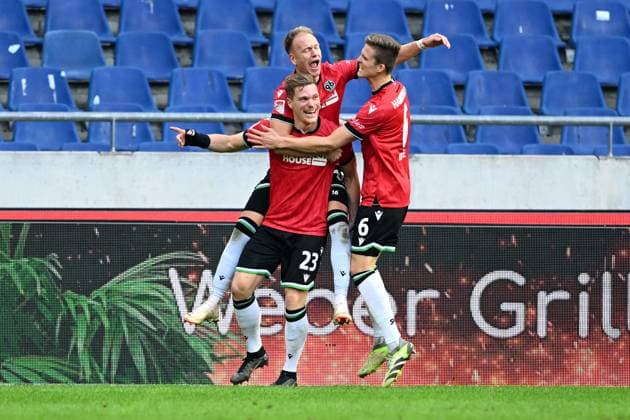 2. Bundesliga - Hannover 06 - Eintracht Braunschweig am 05.11.2023 in der HDI Arena in Hannover Jubel, Torjubel, Torschuetze, Torschütze Marcel Halstenberg (Hannover 96) jubelt nach seinem Tor zum 2:0 mit Havard Nielsen (Hannover 96) und Fabian Kunze (Hannover 96).