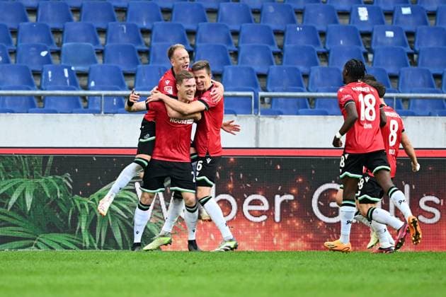 2. Bundesliga - Hannover 06 - Eintracht Braunschweig am 05.11.2023 in der HDI Arena in Hannover Jubel, Torjubel, Torschuetze, Torschütze Marcel Halstenberg (Hannover 96) jubelt nach seinem Tor zum 2:0 mit Havard Nielsen (Hannover 96) und Fabian Kunze (Hannover 96).