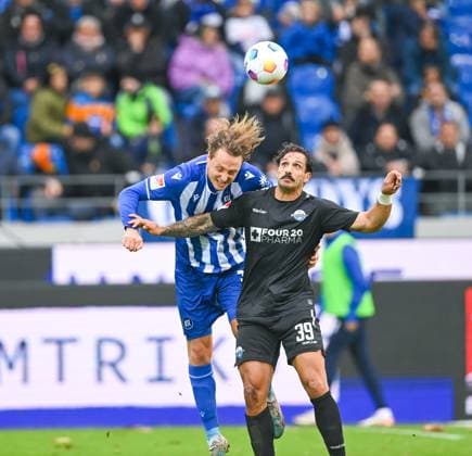 Robin Bormuth (Karlsruher SC, 32, links) gegen Adriano Grimaldi (SC Paderborn, 39), GER, Karlsruher SC vs. SC Paderborn, Fussball, Herren, 2. Bundesliga, 12. Spieltag, Spielzeit 2023 2024, 05.11.2023, (DFL REGULATIONS PROHIBIT ANY USE OF PHOTOGRAPHS AS IMAGE SEQUENCES AND OR QUASI-VIDEO) GER, Karlsruher SC vs. SC Paderborn, Sport, Fussball, Herren, 2. Bundesliga, 12. Spieltag, Spielzeit 2023 2024, 05.11.2023, Karlsruhe