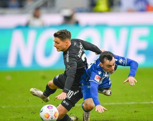Florent Muslija (SC Paderborn, 30, links) im Zweikampf mit Paul Nebel (Karlsruher SC, 26), GER, Karlsruher SC vs. SC Paderborn, Fussball, Herren, 2. Bundesliga, 12. Spieltag, Spielzeit 2023 2024, 05.11.2023, (DFL REGULATIONS PROHIBIT ANY USE OF PHOTOGRAPHS AS IMAGE SEQUENCES AND OR QUASI-VIDEO) GER, Karlsruher SC vs. SC Paderborn, Sport, Fussball, Herren, 2. Bundesliga, 12. Spieltag, Spielzeit 2023 2024, 05.11.2023, Karlsruhe