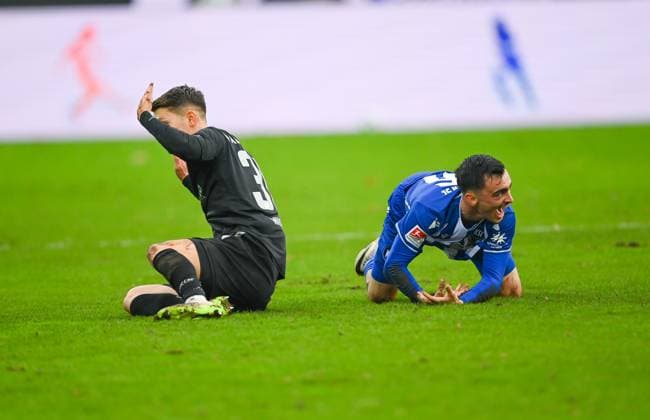 Paul Nebel (Karlsruher SC, 26) beschwert sich nach einem Foul von Florent Muslija (SC Paderborn, 30), der unschuldig seine Haende hebt, GER, Karlsruher SC vs. SC Paderborn, Fussball, Herren, 2. Bundesliga, 12. Spieltag, Spielzeit 2023 2024, 05.11.2023, (DFL REGULATIONS PROHIBIT ANY USE OF PHOTOGRAPHS AS IMAGE SEQUENCES AND OR QUASI-VIDEO) GER, Karlsruher SC vs. SC Paderborn, Sport, Fussball, Herren, 2. Bundesliga, 12. Spieltag, Spielzeit 2023 2024, 05.11.2023, Karlsruhe