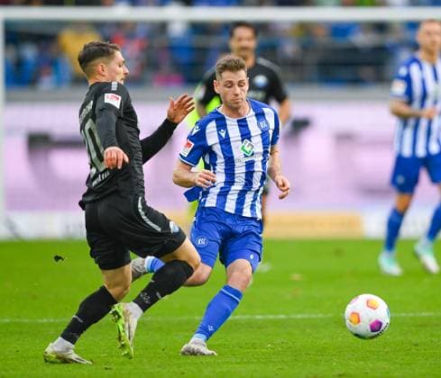 Leon Jensen (Karlsruher SC, 6) will Florent Muslija (SC Paderborn, 30) den Ball abnehmen, GER, Karlsruher SC vs. SC Paderborn, Fussball, Herren, 2. Bundesliga, 12. Spieltag, Spielzeit 2023 2024, 05.11.2023, (DFL REGULATIONS PROHIBIT ANY USE OF PHOTOGRAPHS AS IMAGE SEQUENCES AND OR QUASI-VIDEO) GER, Karlsruher SC vs. SC Paderborn, Sport, Fussball, Herren, 2. Bundesliga, 12. Spieltag, Spielzeit 2023 2024, 05.11.2023, Karlsruhe