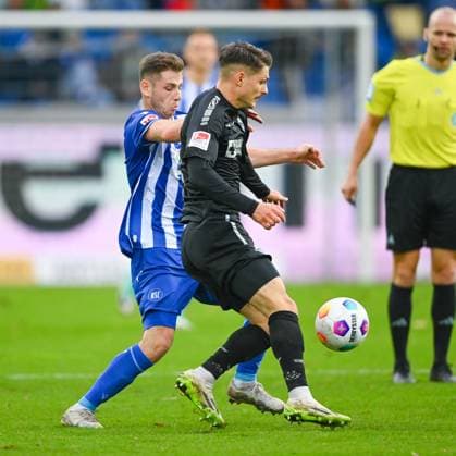 Leon Jensen (Karlsruher SC, 6, links) attackiert Florent Muslija (SC Paderborn, 30), GER, Karlsruher SC vs. SC Paderborn, Fussball, Herren, 2. Bundesliga, 12. Spieltag, Spielzeit 2023 2024, 05.11.2023, (DFL REGULATIONS PROHIBIT ANY USE OF PHOTOGRAPHS AS IMAGE SEQUENCES AND OR QUASI-VIDEO) GER, Karlsruher SC vs. SC Paderborn, Sport, Fussball, Herren, 2. Bundesliga, 12. Spieltag, Spielzeit 2023 2024, 05.11.2023, Karlsruhe