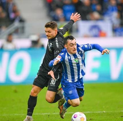 Florent Muslija (SC Paderborn, 30, links) im Zweikampf mit Paul Nebel (Karlsruher SC, 26), GER, Karlsruher SC vs. SC Paderborn, Fussball, Herren, 2. Bundesliga, 12. Spieltag, Spielzeit 2023 2024, 05.11.2023, (DFL REGULATIONS PROHIBIT ANY USE OF PHOTOGRAPHS AS IMAGE SEQUENCES AND OR QUASI-VIDEO) GER, Karlsruher SC vs. SC Paderborn, Sport, Fussball, Herren, 2. Bundesliga, 12. Spieltag, Spielzeit 2023 2024, 05.11.2023, Karlsruhe