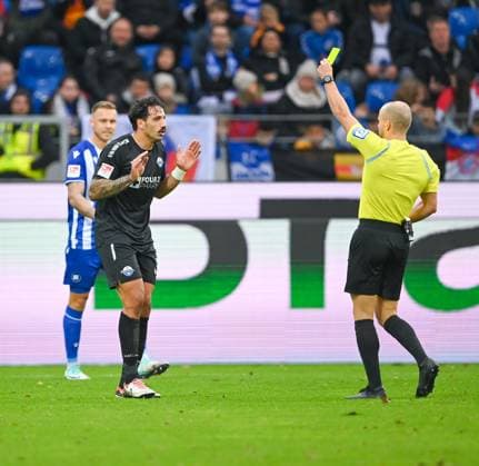 Adriano Grimaldi (SC Paderborn, 39) bekommt von Patrick Schwengers (Schiedsrichter) die Gelbe Karte gezeigt, GER, Karlsruher SC vs. SC Paderborn, Fussball, Herren, 2. Bundesliga, 12. Spieltag, Spielzeit 2023 2024, 05.11.2023, (DFL REGULATIONS PROHIBIT ANY USE OF PHOTOGRAPHS AS IMAGE SEQUENCES AND OR QUASI-VIDEO) GER, Karlsruher SC vs. SC Paderborn, Sport, Fussball, Herren, 2. Bundesliga, 12. Spieltag, Spielzeit 2023 2024, 05.11.2023, Karlsruhe