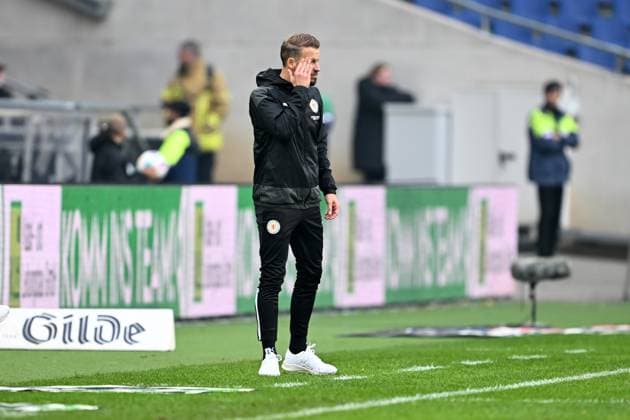 2. Bundesliga - Hannover 06 - Eintracht Braunschweig am 05.11.2023 in der HDI Arena in Hannover Trainer Marc Pfitzner (Braunschweig) unzufrieden, enttäuscht, enttaeuscht, niedergeschlagen.