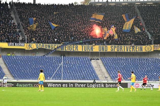2. Bundesliga - Hannover 06 - Eintracht Braunschweig am 05.11.2023 in der HDI Arena in Hannover Fans Hooligans aus Braunschweig werfen ganze Sitzreihen