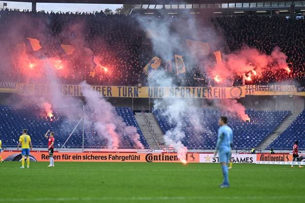 2. Bundesliga - Hannover 06 - Eintracht Braunschweig am 05.11.2023 in der HDI Arena in Hannover Fans Ultras von Braunschweig zuenden bengalisches Feuer.