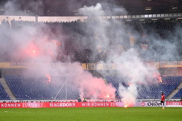 2. Bundesliga - Hannover 06 - Eintracht Braunschweig am 05.11.2023 in der HDI Arena in Hannover Fans Ultras von Braunschweig zuenden bengalisches Feuer.