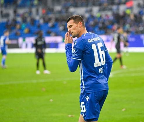 Philip Heise (Karlsruher SC, 16) wirkt enttaeuscht, GER, Karlsruher SC vs. SC Paderborn, Fussball, Herren, 2. Bundesliga, 12. Spieltag, Spielzeit 2023 2024, 05.11.2023, (DFL REGULATIONS PROHIBIT ANY USE OF PHOTOGRAPHS AS IMAGE SEQUENCES AND OR QUASI-VIDEO) GER, Karlsruher SC vs. SC Paderborn, Sport, Fussball, Herren, 2. Bundesliga, 12. Spieltag, Spielzeit 2023 2024, 05.11.2023, Karlsruhe