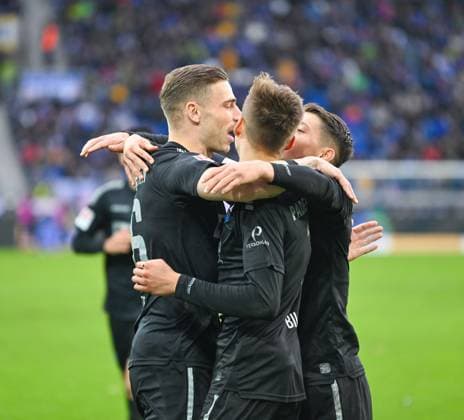 Jubel des SC Paderborn nach dem Tor zum 0:2 von Felix Platte (SC Paderborn, 36), GER, Karlsruher SC vs. SC Paderborn, Fussball, Herren, 2. Bundesliga, 12. Spieltag, Spielzeit 2023 2024, 05.11.2023, (DFL REGULATIONS PROHIBIT ANY USE OF PHOTOGRAPHS AS IMAGE SEQUENCES AND OR QUASI-VIDEO) GER, Karlsruher SC vs. SC Paderborn, Sport, Fussball, Herren, 2. Bundesliga, 12. Spieltag, Spielzeit 2023 2024, 05.11.2023, Karlsruhe