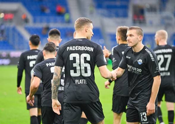 Jubel des SC Paderborn nach dem Tor zum 0:2 von Felix Platte (SC Paderborn, 36), GER, Karlsruher SC vs. SC Paderborn, Fussball, Herren, 2. Bundesliga, 12. Spieltag, Spielzeit 2023 2024, 05.11.2023, (DFL REGULATIONS PROHIBIT ANY USE OF PHOTOGRAPHS AS IMAGE SEQUENCES AND OR QUASI-VIDEO) GER, Karlsruher SC vs. SC Paderborn, Sport, Fussball, Herren, 2. Bundesliga, 12. Spieltag, Spielzeit 2023 2024, 05.11.2023, Karlsruhe