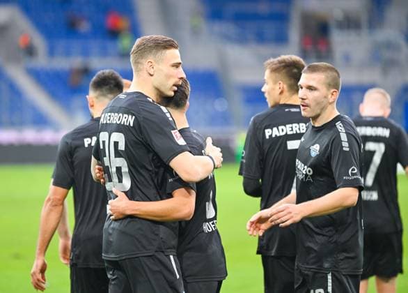 Jubel des SC Paderborn nach dem Tor zum 0:2 von Felix Platte (SC Paderborn, 36), GER, Karlsruher SC vs. SC Paderborn, Fussball, Herren, 2. Bundesliga, 12. Spieltag, Spielzeit 2023 2024, 05.11.2023, (DFL REGULATIONS PROHIBIT ANY USE OF PHOTOGRAPHS AS IMAGE SEQUENCES AND OR QUASI-VIDEO) GER, Karlsruher SC vs. SC Paderborn, Sport, Fussball, Herren, 2. Bundesliga, 12. Spieltag, Spielzeit 2023 2024, 05.11.2023, Karlsruhe