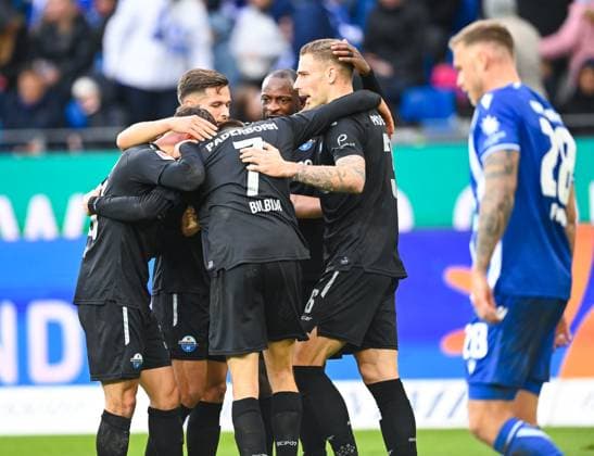 Jubel des SC Paderborn nach dem Tor von Felix Platte (SC Paderborn, 36) zum 0:3, GER, Karlsruher SC vs. SC Paderborn, Fussball, Herren, 2. Bundesliga, 12. Spieltag, Spielzeit 2023 2024, 05.11.2023, (DFL REGULATIONS PROHIBIT ANY USE OF PHOTOGRAPHS AS IMAGE SEQUENCES AND OR QUASI-VIDEO) GER, Karlsruher SC vs. SC Paderborn, Sport, Fussball, Herren, 2. Bundesliga, 12. Spieltag, Spielzeit 2023 2024, 05.11.2023, Karlsruhe