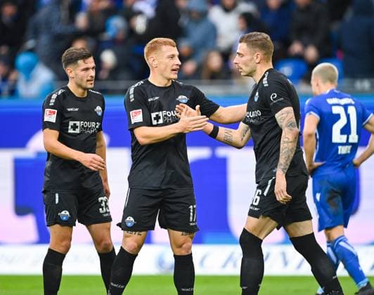 Jubel des SC Paderborn nach dem Tor von Felix Platte (SC Paderborn, 36, rechts) zum 0:3, GER, Karlsruher SC vs. SC Paderborn, Fussball, Herren, 2. Bundesliga, 12. Spieltag, Spielzeit 2023 2024, 05.11.2023, (DFL REGULATIONS PROHIBIT ANY USE OF PHOTOGRAPHS AS IMAGE SEQUENCES AND OR QUASI-VIDEO) GER, Karlsruher SC vs. SC Paderborn, Sport, Fussball, Herren, 2. Bundesliga, 12. Spieltag, Spielzeit 2023 2024, 05.11.2023, Karlsruhe