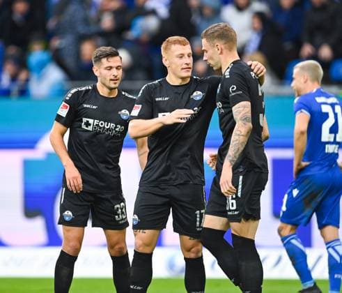Jubel des SC Paderborn nach dem Tor von Felix Platte (SC Paderborn, 36) zum 0:3, GER, Karlsruher SC vs. SC Paderborn, Fussball, Herren, 2. Bundesliga, 12. Spieltag, Spielzeit 2023 2024, 05.11.2023, (DFL REGULATIONS PROHIBIT ANY USE OF PHOTOGRAPHS AS IMAGE SEQUENCES AND OR QUASI-VIDEO) GER, Karlsruher SC vs. SC Paderborn, Sport, Fussball, Herren, 2. Bundesliga, 12. Spieltag, Spielzeit 2023 2024, 05.11.2023, Karlsruhe