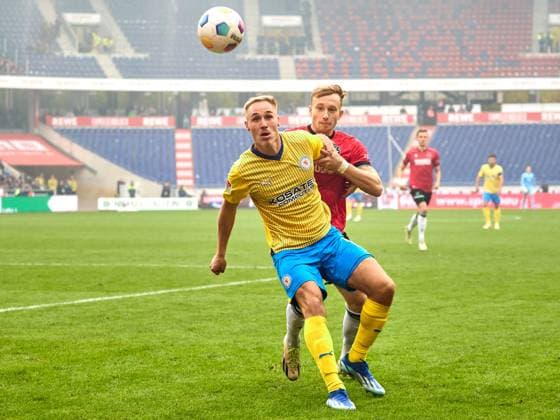 Zweikampf Florian Krueger (Eintracht Braunschweig, 10) , Jannik Dehm (Hannover 96 20) GER, Hannover 96 - Eintracht Braunschweig, Fussball, 2.Bundesliga, 12.Spieltag, Spielzeit 2023 2024, 05.11.2023 GER, Hannover 96 - Eintracht Braunschweig, Fussball, 2.Bundesliga, 12.Spieltag, Spielzeit 2023 2024, 05.11.2023 Hannover