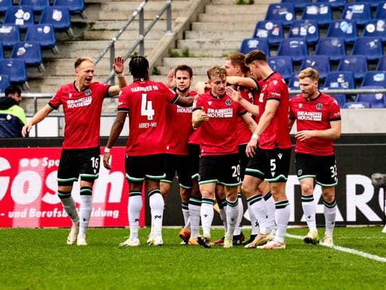 Fabian Kunze (Hannover 96 06) schiesst in der 12 Spielminute das erste Tor fuer Hannover 96. Es steht 1:0, die Mannschaft jubelt. Bright Arrey-Mbi (Hannover 96 04) , Havard Nielsen (Hannover 96 16) , Phil Neumann (Hannover 96 05) Andreas Voglsammer (Hannover 96 32) Torjubel, Freude GER, Hannover 96 - Eintracht Braunschweig, Fussball, 2.Bundesliga, 12.Spieltag, Spielzeit 2023 2024, 05.11.2023 GER, Hannover 96 - Eintracht Braunschweig, Fussball, 2.Bundesliga, 12.Spieltag, Spielzeit 2023 2024, 05.11.2023 Hannover