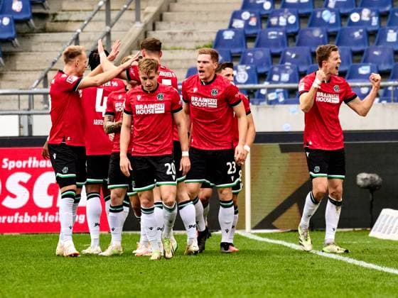 Fabian Kunze (Hannover 96 06) schiesst in der 12 Spielminute das erste Tor fuer Hannover 96. Es steht 1:0, die Mannschaft jubelt. Bright Arrey-Mbi (Hannover 96 04) , Havard Nielsen (Hannover 96 16) , Phil Neumann (Hannover 96 05) Andreas Voglsammer (Hannover 96 32) Torjubel, Freude GER, Hannover 96 - Eintracht Braunschweig, Fussball, 2.Bundesliga, 12.Spieltag, Spielzeit 2023 2024, 05.11.2023 GER, Hannover 96 - Eintracht Braunschweig, Fussball, 2.Bundesliga, 12.Spieltag, Spielzeit 2023 2024, 05.11.2023 Hannover