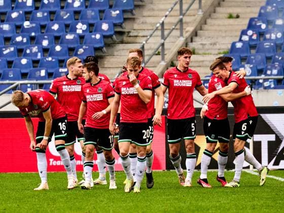 Fabian Kunze (Hannover 96 06) schiesst in der 12 Spielminute das erste Tor fuer Hannover 96. Es steht 1:0, die Mannschaft jubelt. Bright Arrey-Mbi (Hannover 96 04) , Havard Nielsen (Hannover 96 16) , Phil Neumann (Hannover 96 05) Andreas Voglsammer (Hannover 96 32) Torjubel, Freude GER, Hannover 96 - Eintracht Braunschweig, Fussball, 2.Bundesliga, 12.Spieltag, Spielzeit 2023 2024, 05.11.2023 GER, Hannover 96 - Eintracht Braunschweig, Fussball, 2.Bundesliga, 12.Spieltag, Spielzeit 2023 2024, 05.11.2023 Hannover