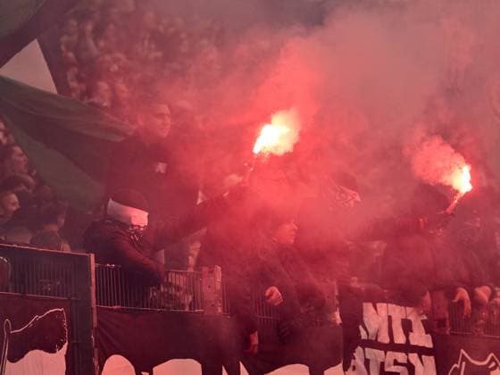 Pyrotechnik der Hannover 96 Fans. GER, Hannover 96 - Eintracht Braunschweig, Fussball, 2.Bundesliga, 12.Spieltag, Spielzeit 2023 2024, 05.11.2023 GER, Hannover 96 - Eintracht Braunschweig, Fussball, 2.Bundesliga, 12.Spieltag, Spielzeit 2023 2024, 05.11.2023 Hannover
