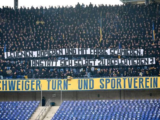 Eintracht Braunschweig Fans mit einem Banner. GER, Hannover 96 - Eintracht Braunschweig, Fussball, 2.Bundesliga, 12.Spieltag, Spielzeit 2023 2024, 05.11.2023 GER, Hannover 96 - Eintracht Braunschweig, Fussball, 2.Bundesliga, 12.Spieltag, Spielzeit 2023 2024, 05.11.2023 Hannover