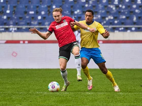 Zweikampf Anton Donkor (Eintracht Braunschweig 19) , Jannik Dehm (Hannover 96 20) GER, Hannover 96 - Eintracht Braunschweig, Fussball, 2.Bundesliga, 12.Spieltag, Spielzeit 2023 2024, 05.11.2023 GER, Hannover 96 - Eintracht Braunschweig, Fussball, 2.Bundesliga, 12.Spieltag, Spielzeit 2023 2024, 05.11.2023 Hannover