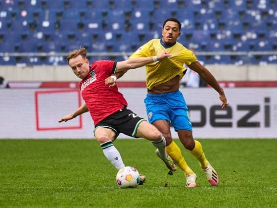 Zweikampf Anton Donkor (Eintracht Braunschweig 19) , Jannik Dehm (Hannover 96 20) GER, Hannover 96 - Eintracht Braunschweig, Fussball, 2.Bundesliga, 12.Spieltag, Spielzeit 2023 2024, 05.11.2023 GER, Hannover 96 - Eintracht Braunschweig, Fussball, 2.Bundesliga, 12.Spieltag, Spielzeit 2023 2024, 05.11.2023 Hannover