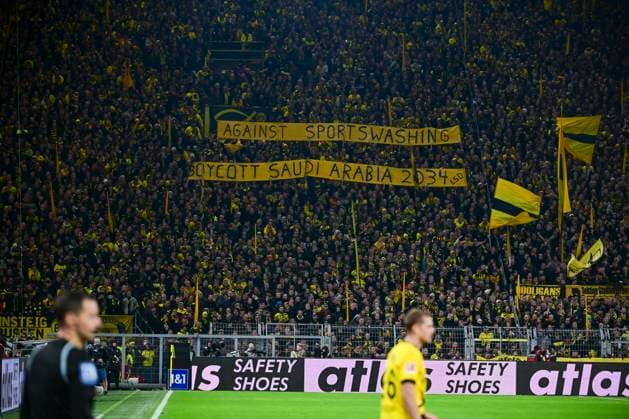 Fußball, Fans kritisieren DFB-Votum zur WM-Vergabe nach Saudi-Arabien, Archivbilder Banner Protest gegen die WM 2034 in Saudi Arabien , Borussia Dortmund vs. FC Bayern Muenchen, Fussball, 1. Bundesliga, 10. Spieltag, 04.11.2023 DFB regulations prohibit any use of photographs as image sequences and or quasi-video Dortmund Nordrhein-Westfalen Deutschland