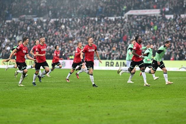2. Bundesliga - Hannover 06 - Eintracht Braunschweig am 05.11.2023 in der HDI Arena in Hannover Spieler von Hannover 96 jubeln. Nach dem Derbysieg.