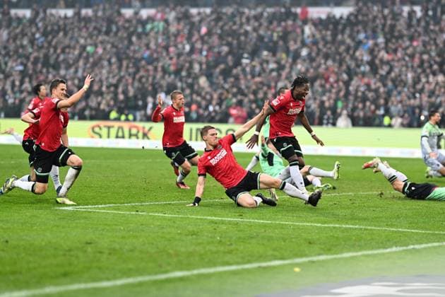2. Bundesliga - Hannover 06 - Eintracht Braunschweig am 05.11.2023 in der HDI Arena in Hannover Spieler von Hannover 96 jubeln. Nach dem Derbysieg.