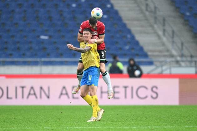 2. Bundesliga - Hannover 06 - Eintracht Braunschweig am 05.11.2023 in der HDI Arena in Hannover Phil Neumann (Hannover 96) im Zweikampf gegen Luc Ihorst (Braunschweig)