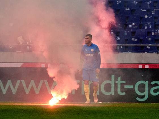 PYrotechnik der Eintracht Braunschweig Fans auf dem Spielfeld. Hasan Kurucay (Eintracht Braunschweig, 29) GER, Hannover 96 - Eintracht Braunschweig, Fussball, 2.Bundesliga, 12.Spieltag, Spielzeit 2023 2024, 05.11.2023 GER, Hannover 96 - Eintracht Braunschweig, Fussball, 2.Bundesliga, 12.Spieltag, Spielzeit 2023 2024, 05.11.2023 Hannover