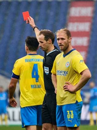 Gelb Rote Karte fuer Jannis Nikolaou (Eintracht Braunschweig, 04) Sebastian Griesbeck (Eintracht Braunschweig , 33) GER, Hannover 96 - Eintracht Braunschweig, Fussball, 2.Bundesliga, 12.Spieltag, Spielzeit 2023 2024, 05.11.2023 GER, Hannover 96 - Eintracht Braunschweig, Fussball, 2.Bundesliga, 12.Spieltag, Spielzeit 2023 2024, 05.11.2023 Hannover