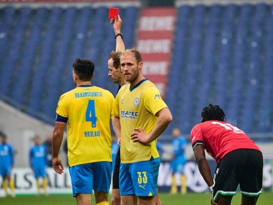 Sport Bilder des Tages Gelb Rote Karte fuer Jannis Nikolaou (Eintracht Braunschweig, 04) Sebastian Griesbeck (Eintracht Braunschweig , 33) GER, Hannover 96 - Eintracht Braunschweig, Fussball, 2.Bundesliga, 12.Spieltag, Spielzeit 2023 2024, 05.11.2023 GER, Hannover 96 - Eintracht Braunschweig, Fussball, 2.Bundesliga, 12.Spieltag, Spielzeit 2023 2024, 05.11.2023 Hannover